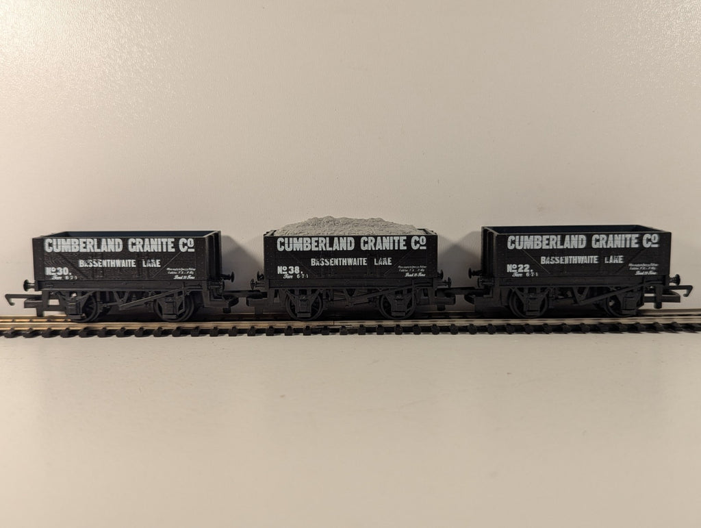 Hornby R6006 OO Gauge Cumberland Granite Co 5 Plank Open Wagon with Load