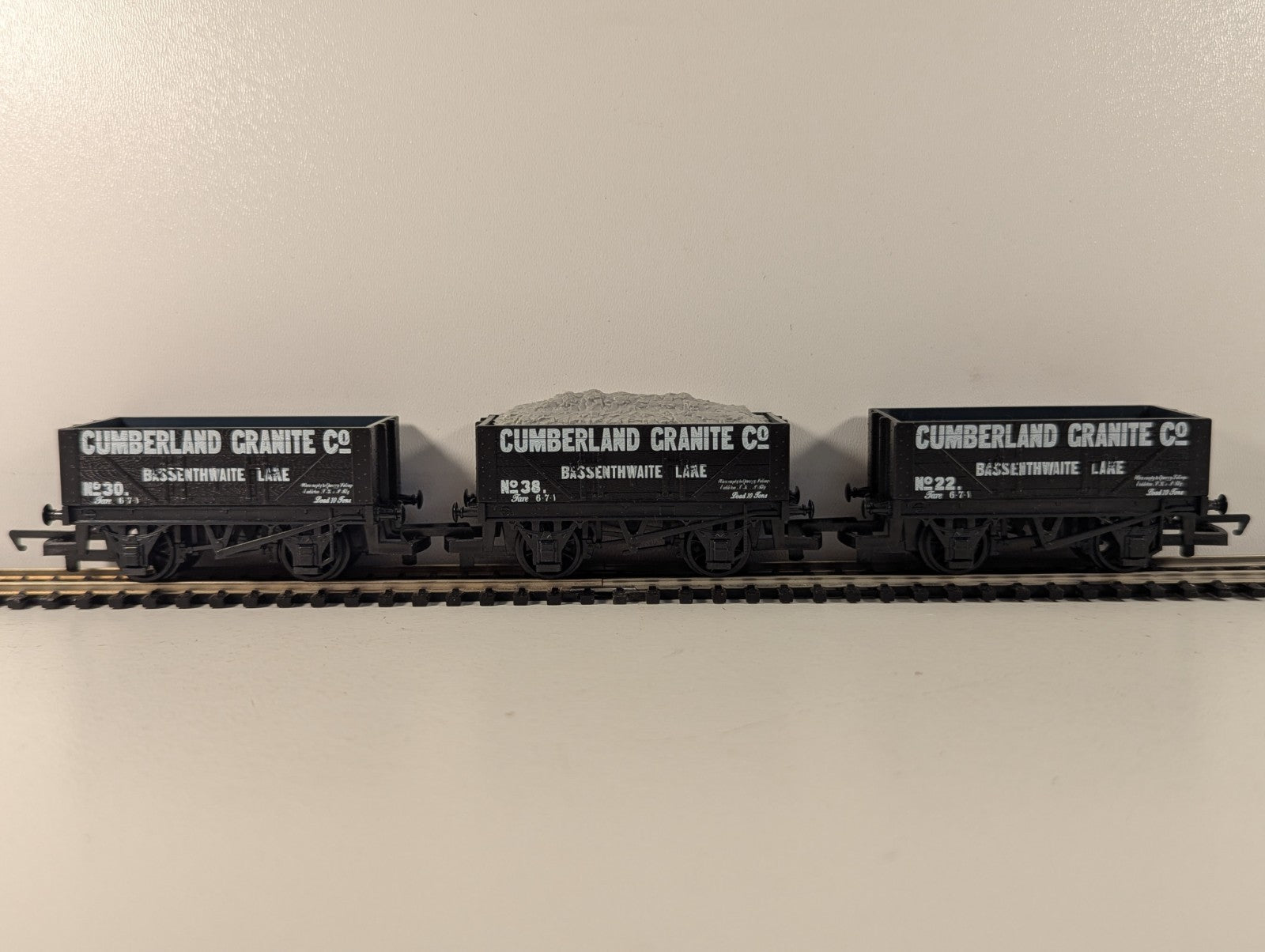 Hornby R6006 OO Gauge Cumberland Granite Co 5 Plank Open Wagon with Load