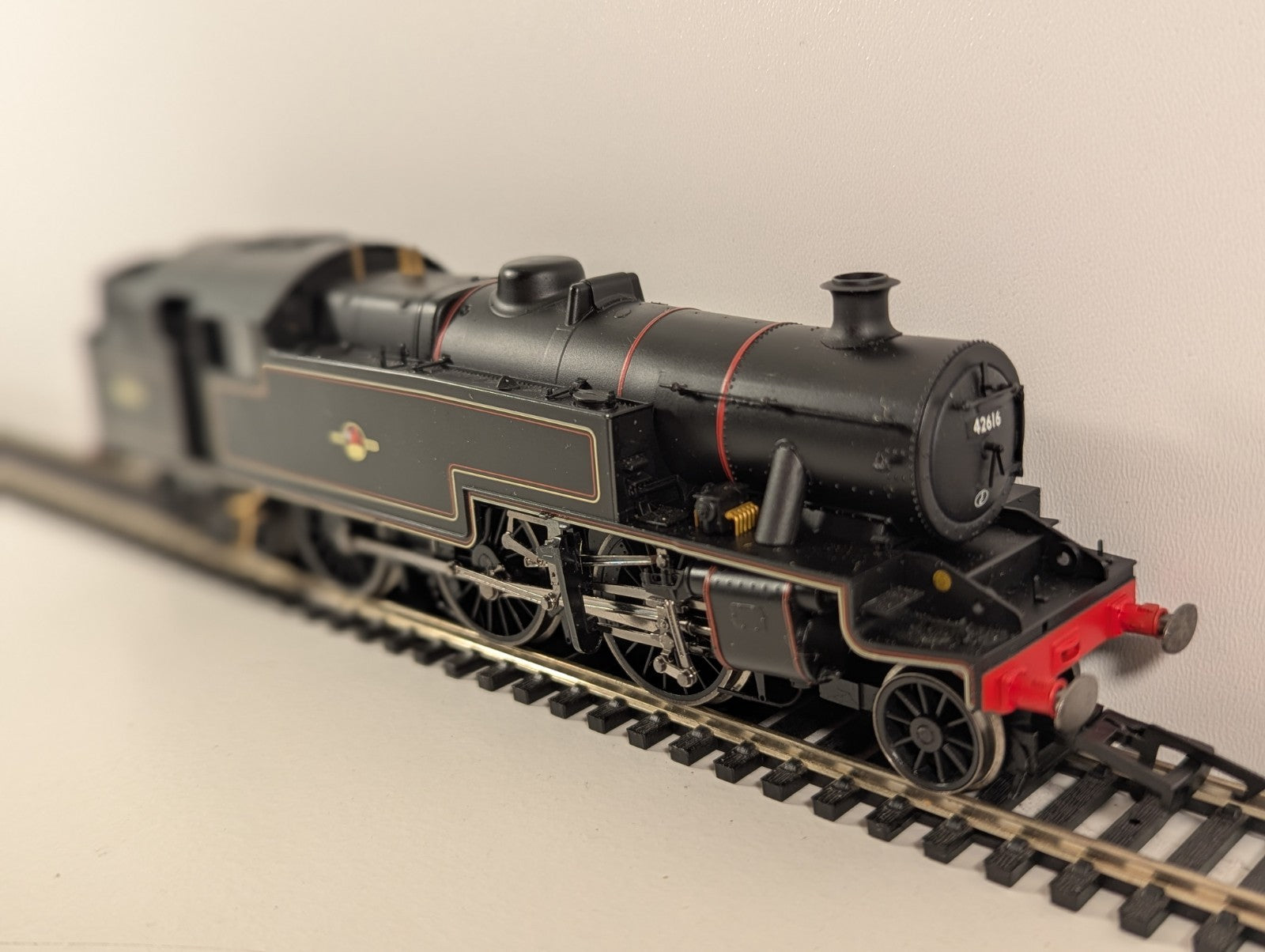 Hornby R2732 – Stanier 4MT 2-6-4T No. 42616 BR Late Black, DCC Fitted, OO Gauge