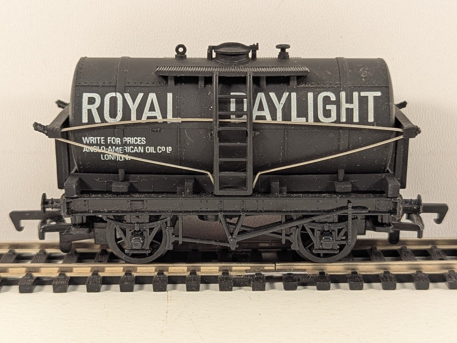 Mainline Railways OO Gauge Black Royal Daylight 14 Ton Tank Wagon