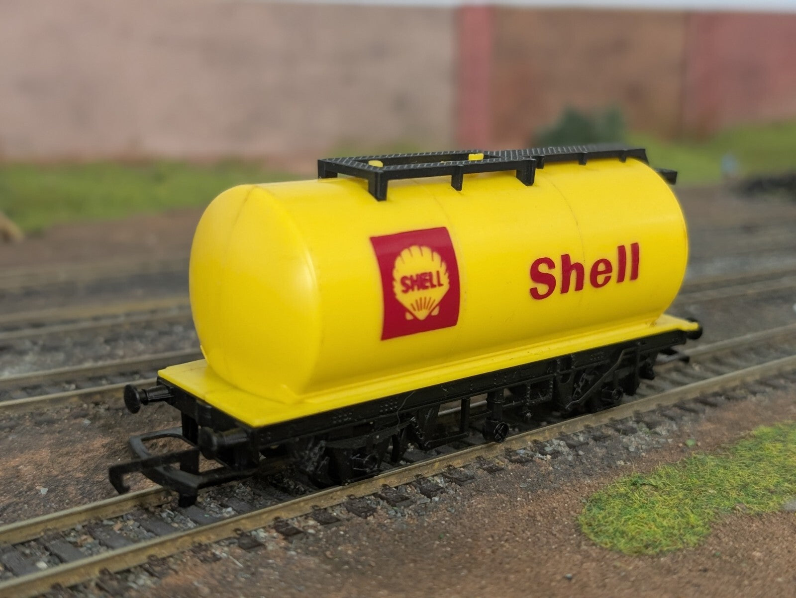 Hornby R227 OO Gauge Shell Tank Wagon