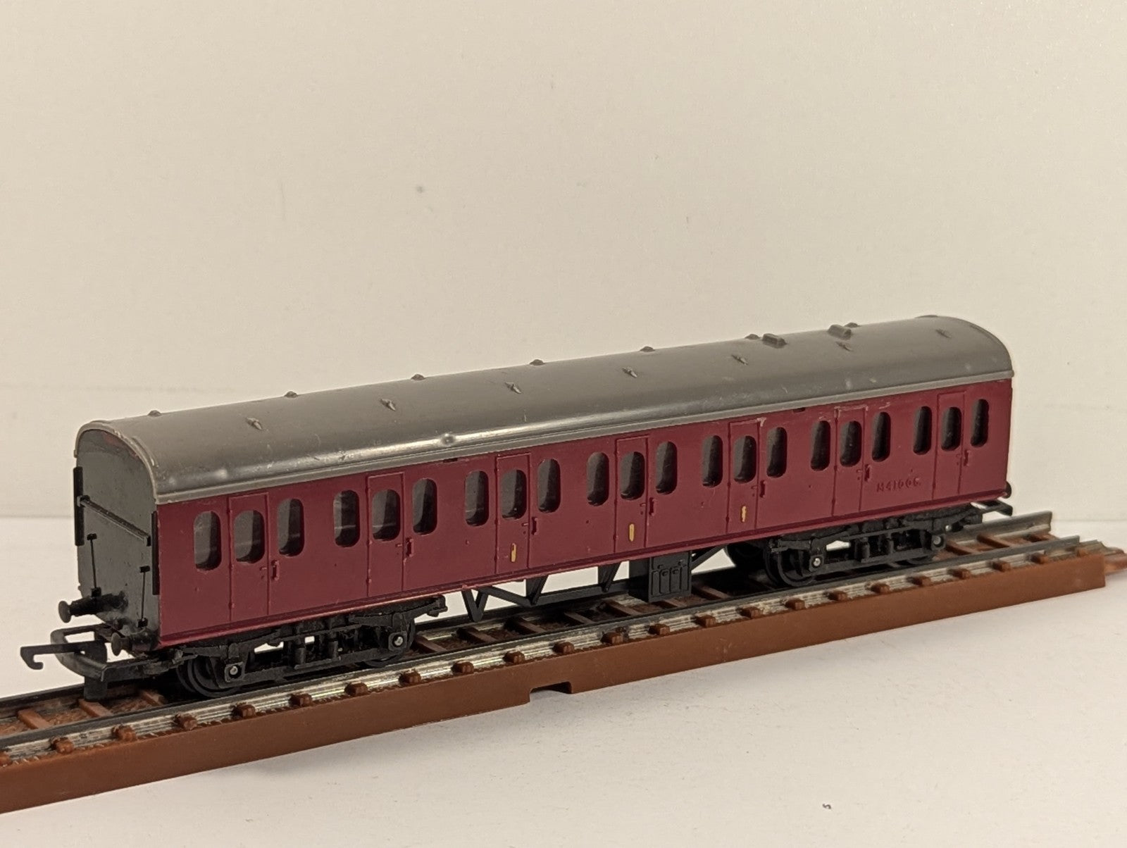 SKU: GR4848  Tri-ang TT Gauge BR Maroon Brake Second Coach Passenger Coach M3400