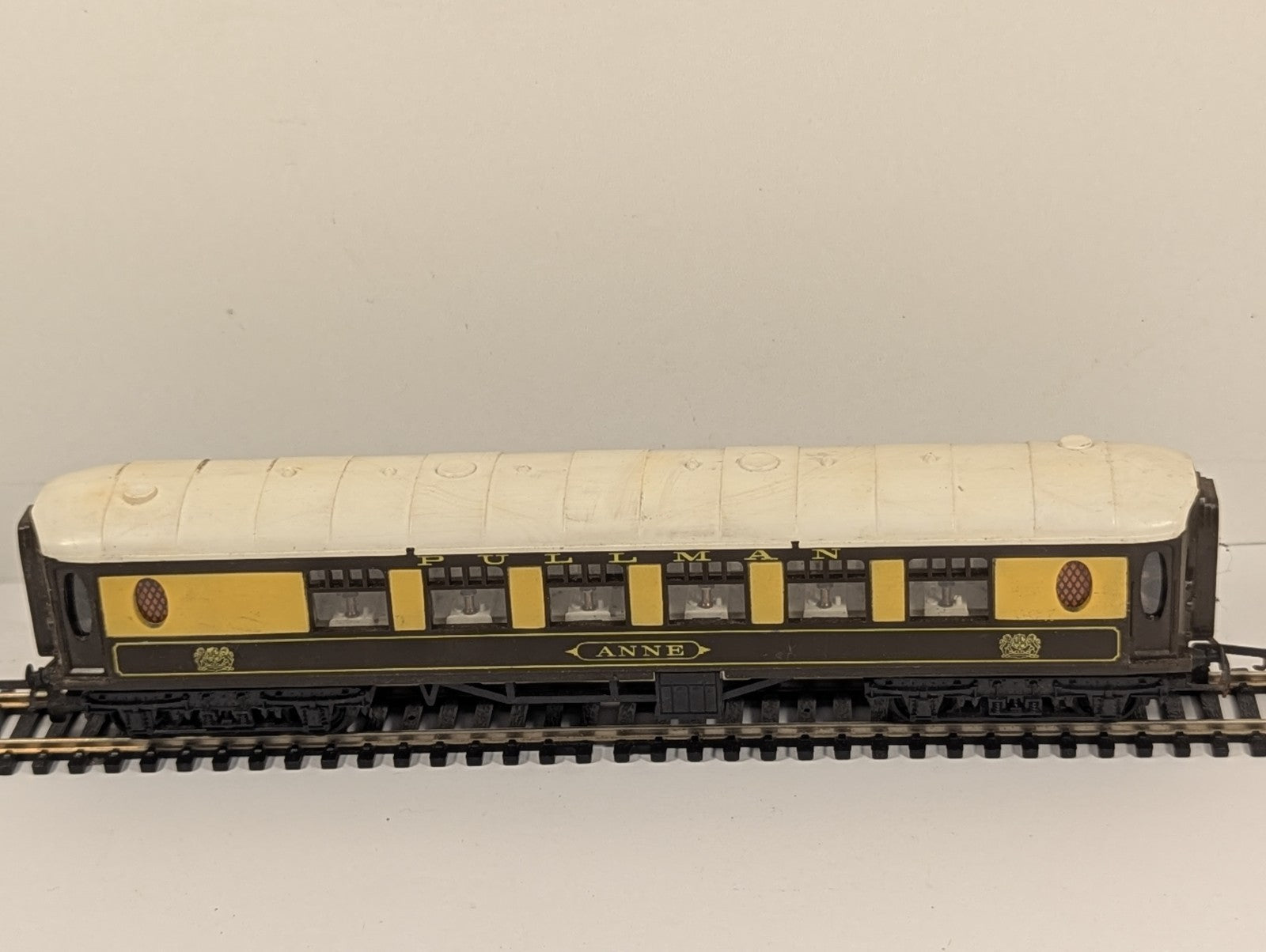 Tri-ang OO Gauge Pullman Coach Anne