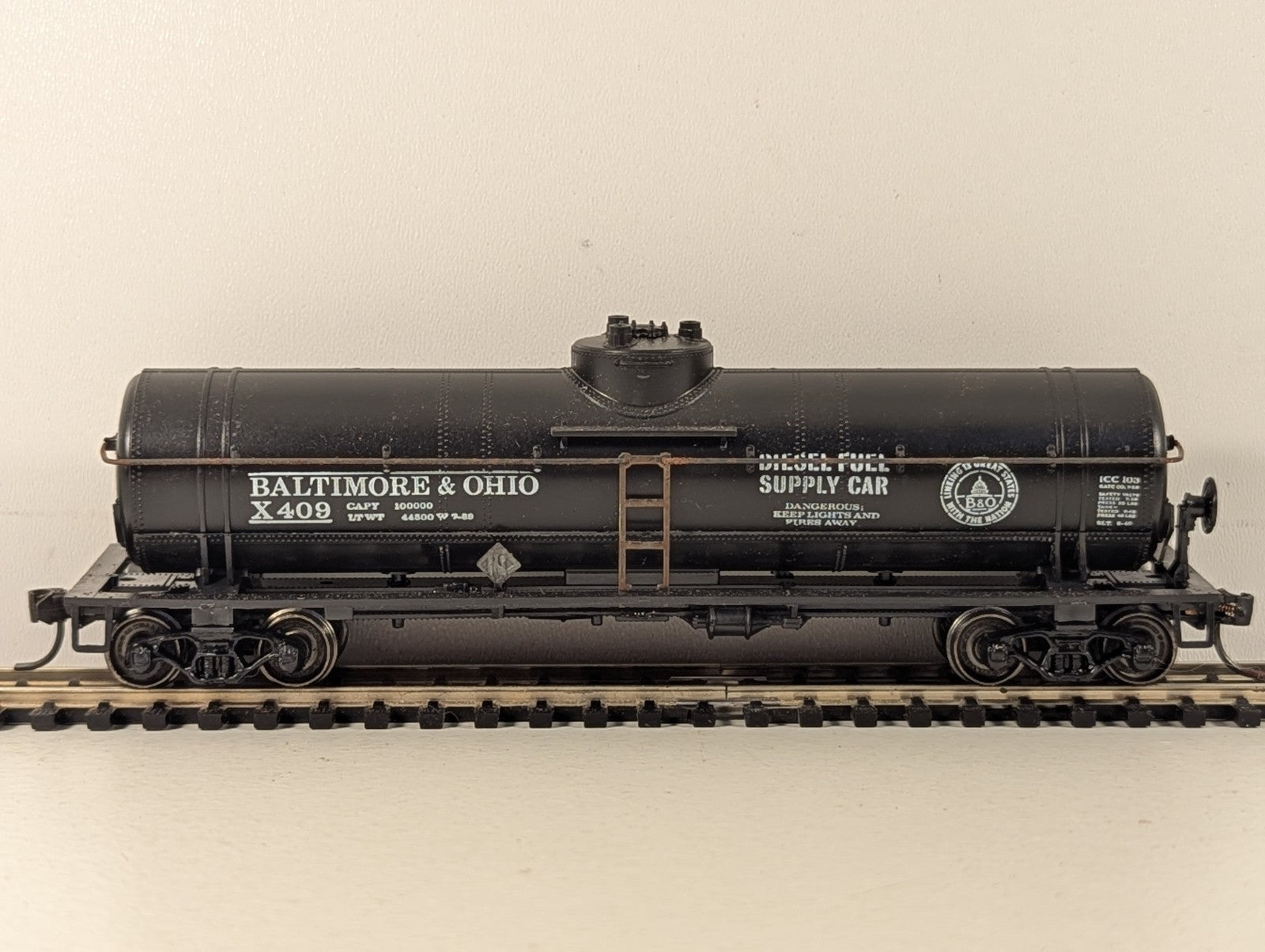 Athearn HO Scale 40ft Single Dome Tank Wagon X409 Baltimore & Ohio