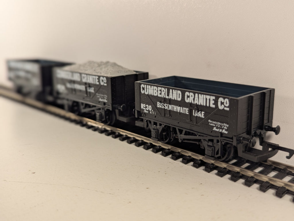 Hornby R6006 OO Gauge Cumberland Granite Co 5 Plank Open Wagon with Load