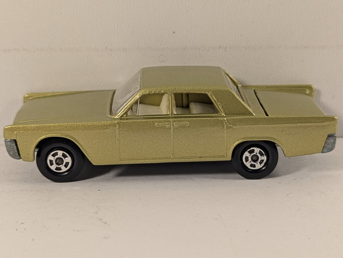 Matchbox Lincoln Continental Die-cast Model Car Metallic Lime Green 31