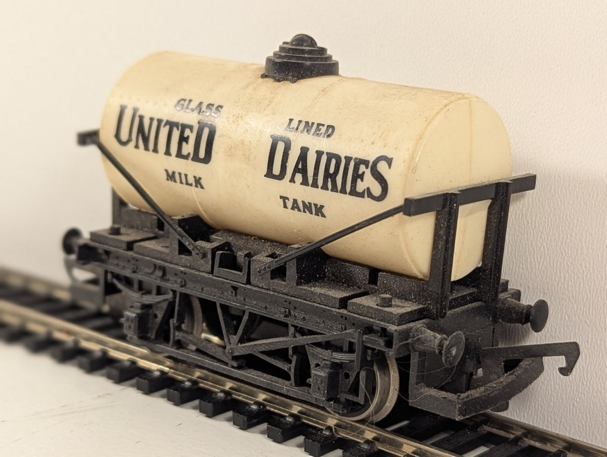 Hornby OO Gauge United Dairies Milk Tank Wagon