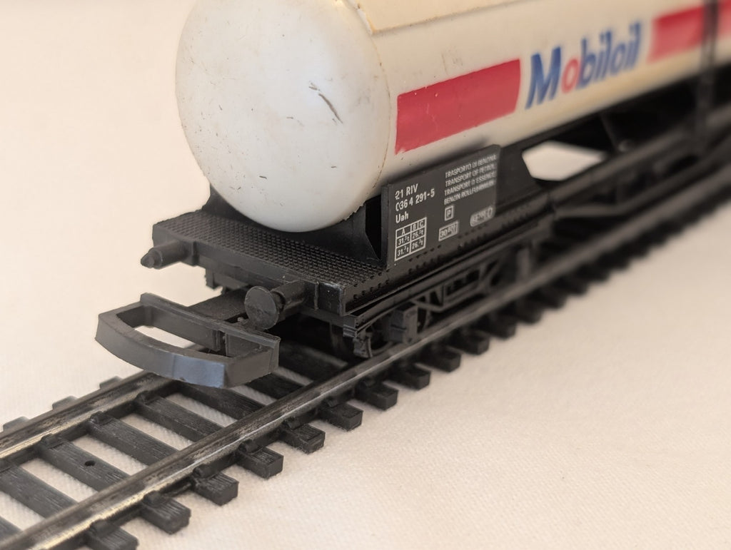 Lima 302903 HO Scale Mobil Oil Single Dome Tank Wagon