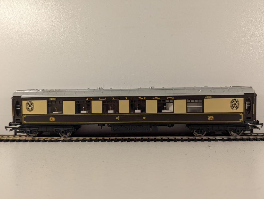 Hornby OO Gauge Pullman Parlour Car Passenger Coach Pullman Umber & Cream