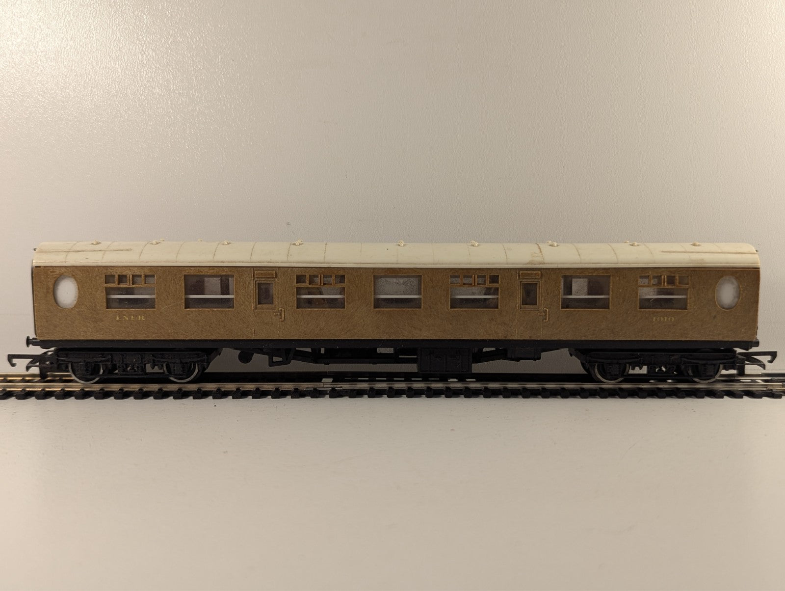 Tri-ang LNER Teak Coach OO Gauge