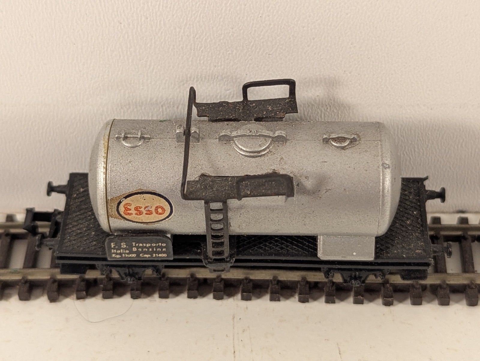 Lima MicroModels N Gauge Esso Tank Wagon - Missing Coupler