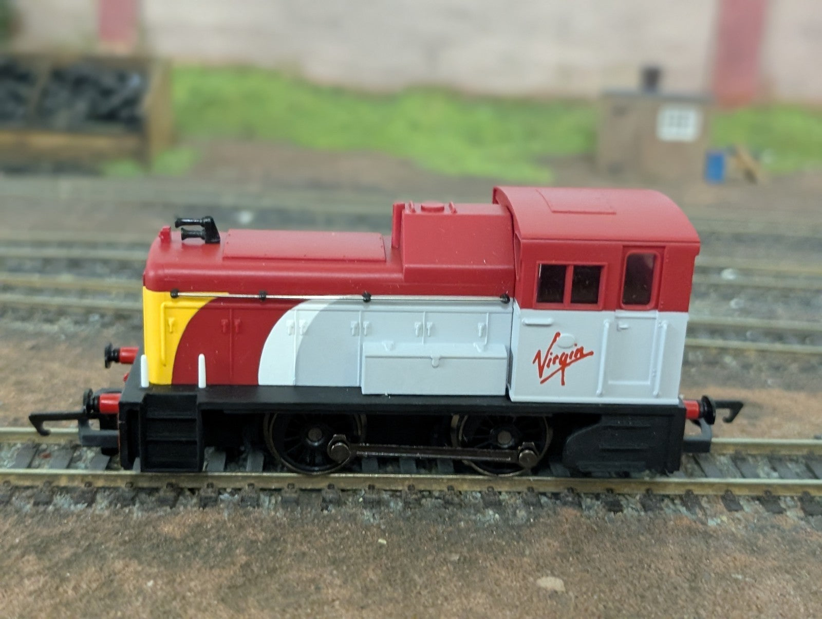 Hornby R2375 OO Gauge Class 06 Diesel Shunter in Virgin Trains Livery - Boxed