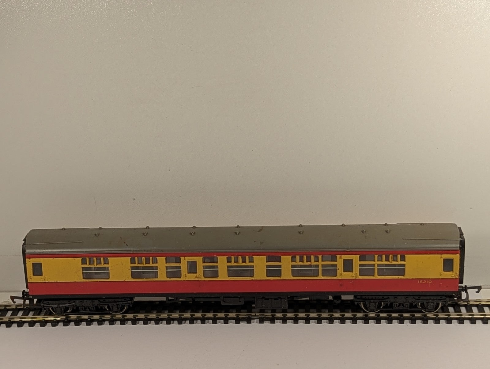 Hornby OO Gauge BR Mk1 Composite Coach Passenger Coach 15210