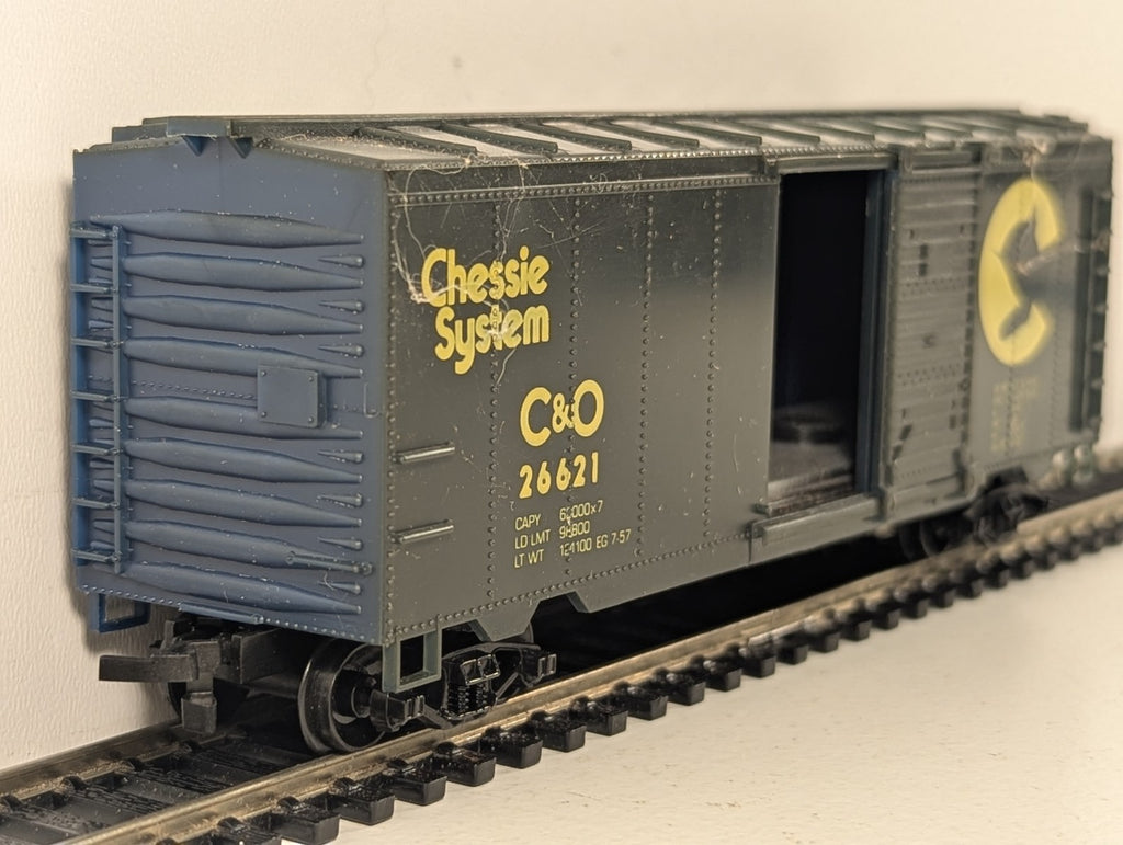 Life-Like HO Scale 40ft Sliding Door Boxcar 26621 Chessie System