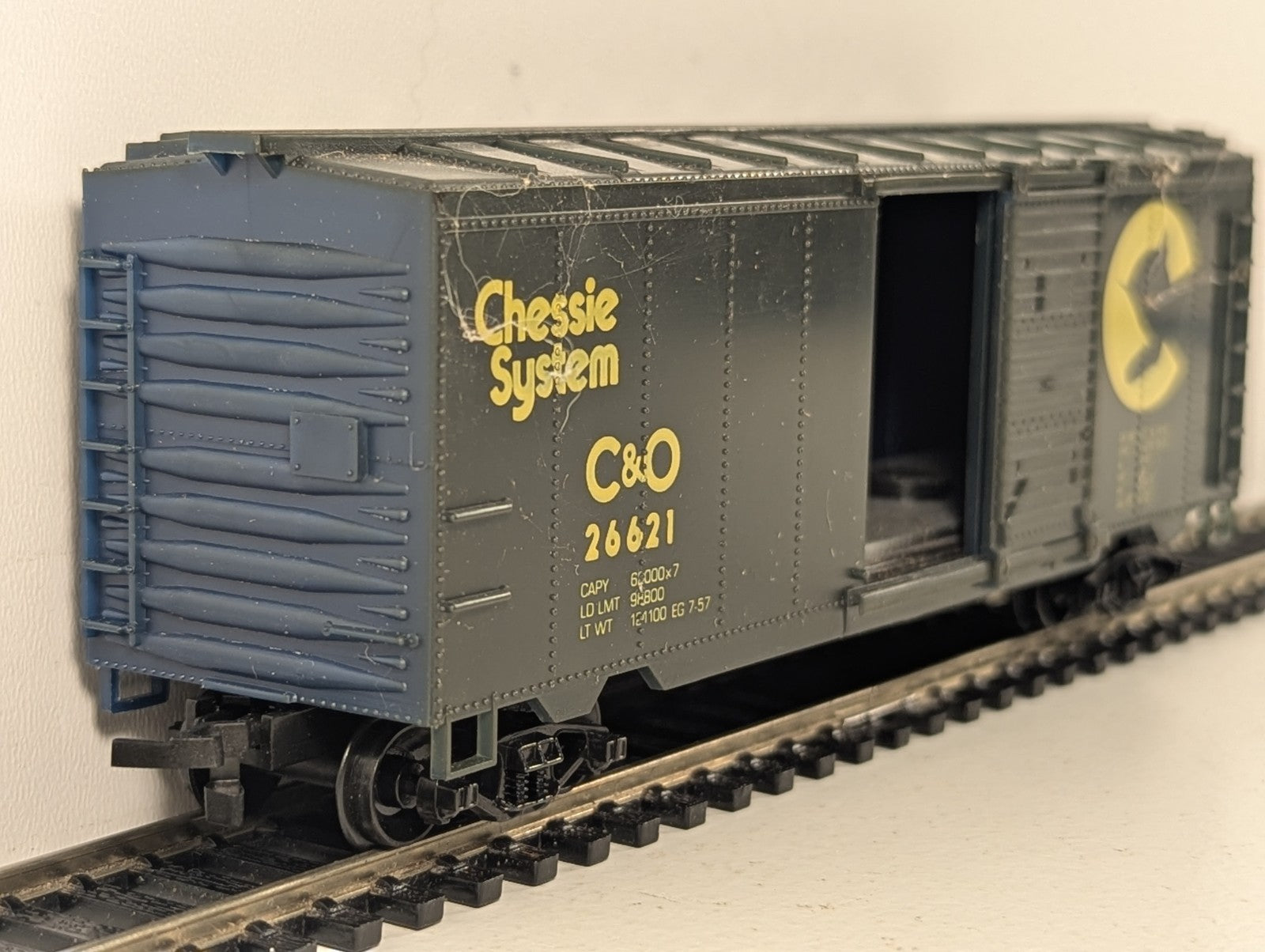 Life-Like HO Scale 40ft Sliding Door Boxcar 26621 Chessie System