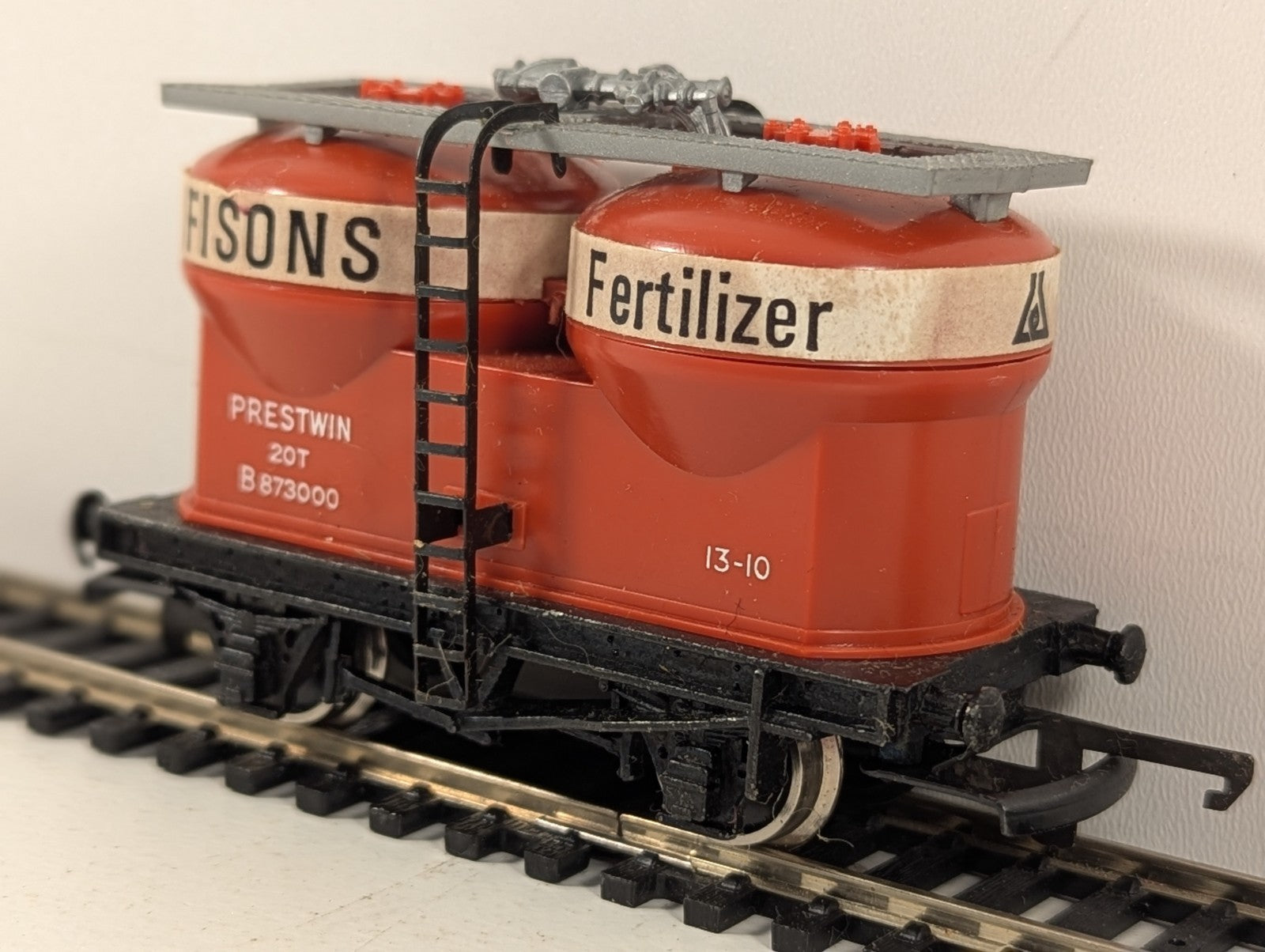 Wrenn Railways W4658 Prestwin Twin Silo Wagon “Fisons Fertilizer”