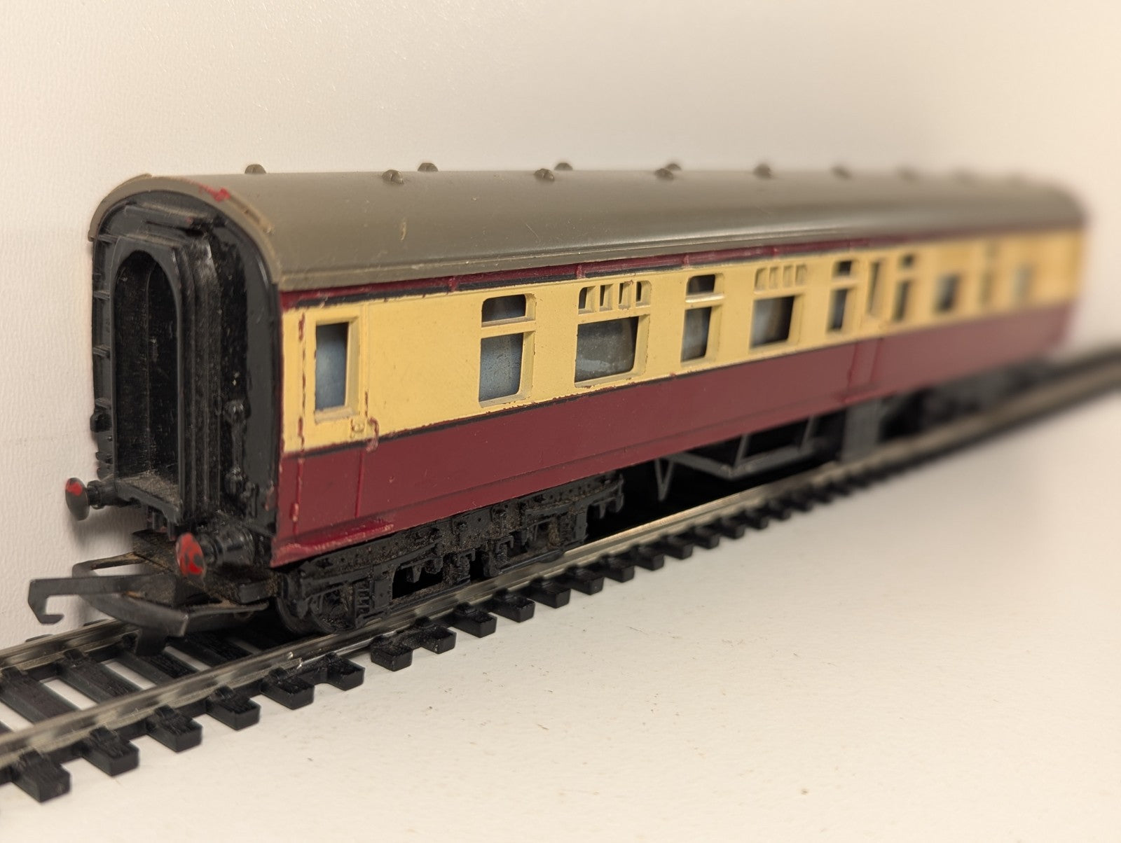 Tri-ang OO Gauge 1st & 3rd Class Composite Coach BR Cream & Maroon