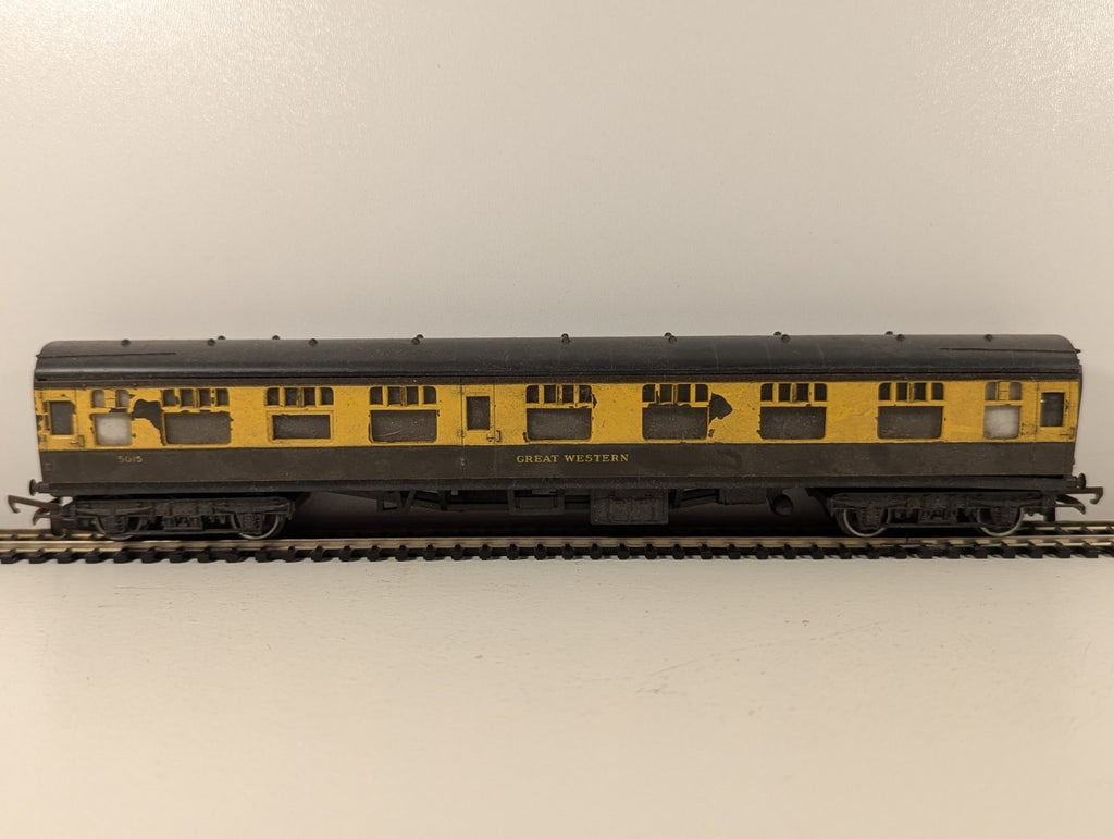 Hornby OO Gauge GWR 3rd Class Composite Coach (Chipped Paint)