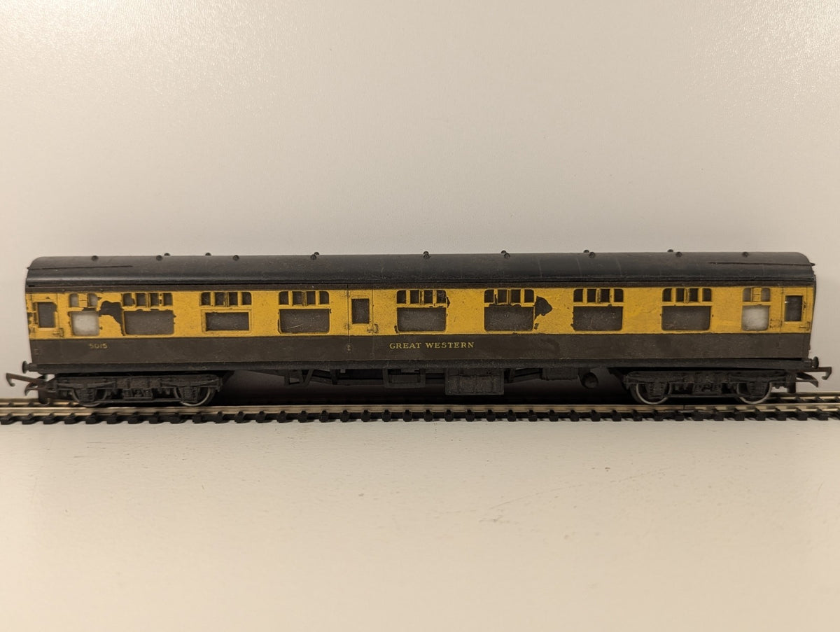 Hornby OO Gauge GWR 3rd Class Composite Coach (Chipped Paint)