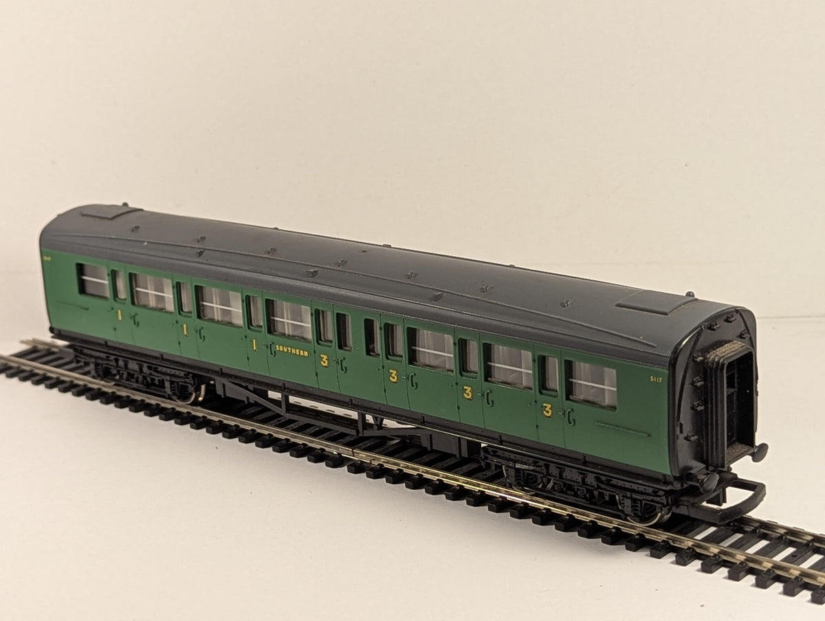 Hornby OO Gauge Maunsell Composite Coach Passenger Coach 5117 Southern Green