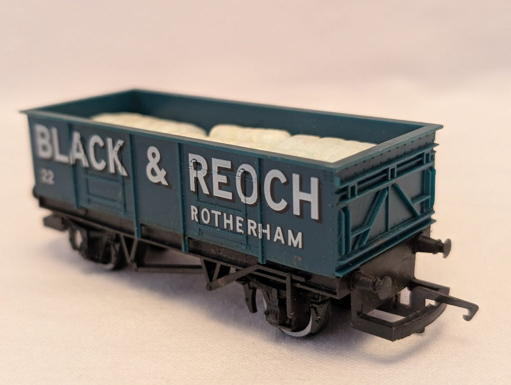 Hornby OO Gauge 7-Plank Open Wagon 'Black & Reoch' Goods Wagon 22