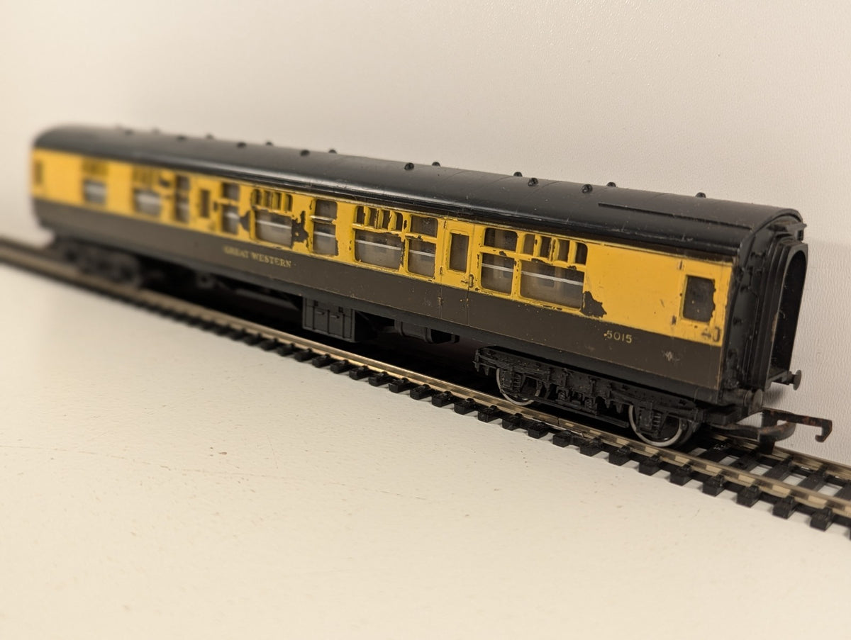 Hornby OO Gauge GWR 3rd Class Composite Coach (Chipped Paint)