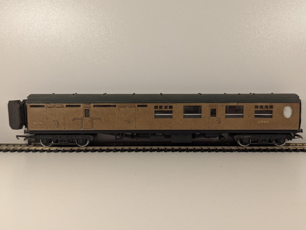 Tri-ang OO Gauge LNER Teak Brake 3rd Coach – Broken Corridor Connection