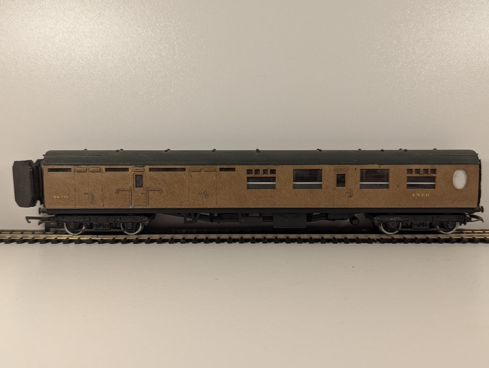 Tri-ang OO Gauge LNER Teak Brake 3rd Coach – Broken Corridor Connection