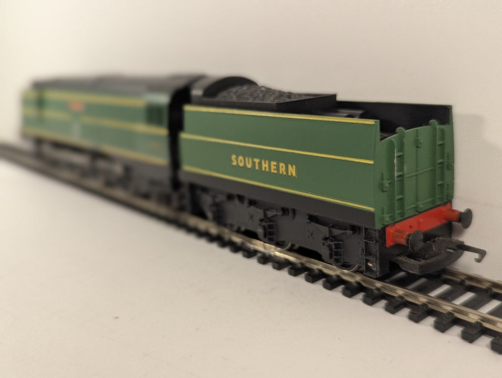 Hornby OO Gauge Battle of Britain Class 'Biggin Hill' Steam Locomotive 34057