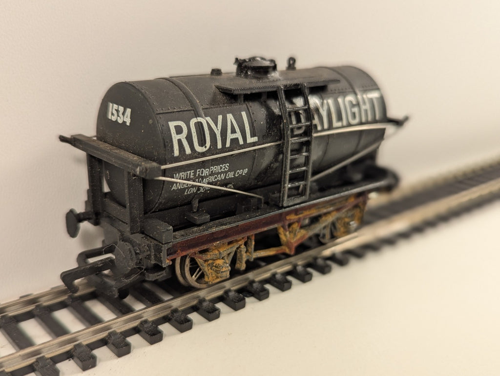 Mainline 37-134 Tank Wagon“Royal Daylight Paraffin” Weathered Missing Coupling