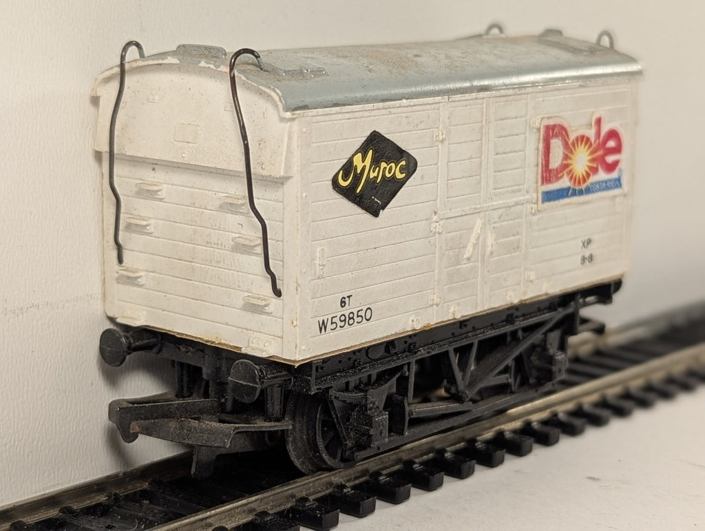 Hornby OO Gauge Banana Van Goods Wagon W59850 BR White (Customised)