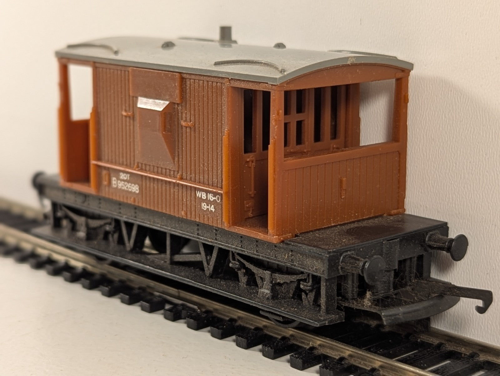 Tri-ang Hornby R636 OO Gauge BR Brake Van - Boxed but box is damaged