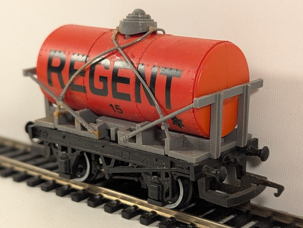 Hornby R343 OO Gauge Small Tanker (Cross Stays) – Regent
