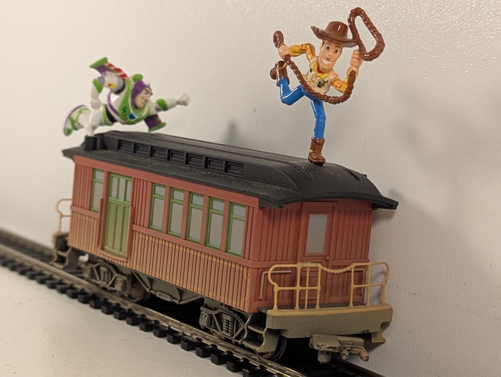 Hornby OO Gauge Toy Story Express Passenger Coach with Woody & Buzz