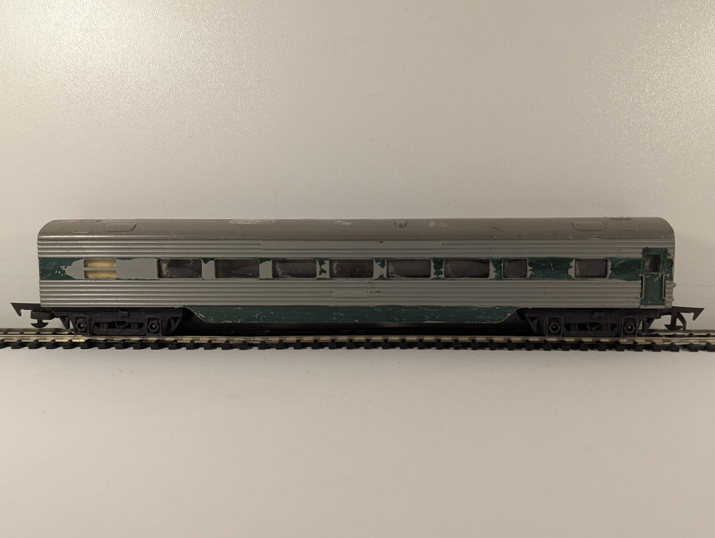 Tri-ang OO Gauge Transcontinental Passenger Coach Silver R.24/25