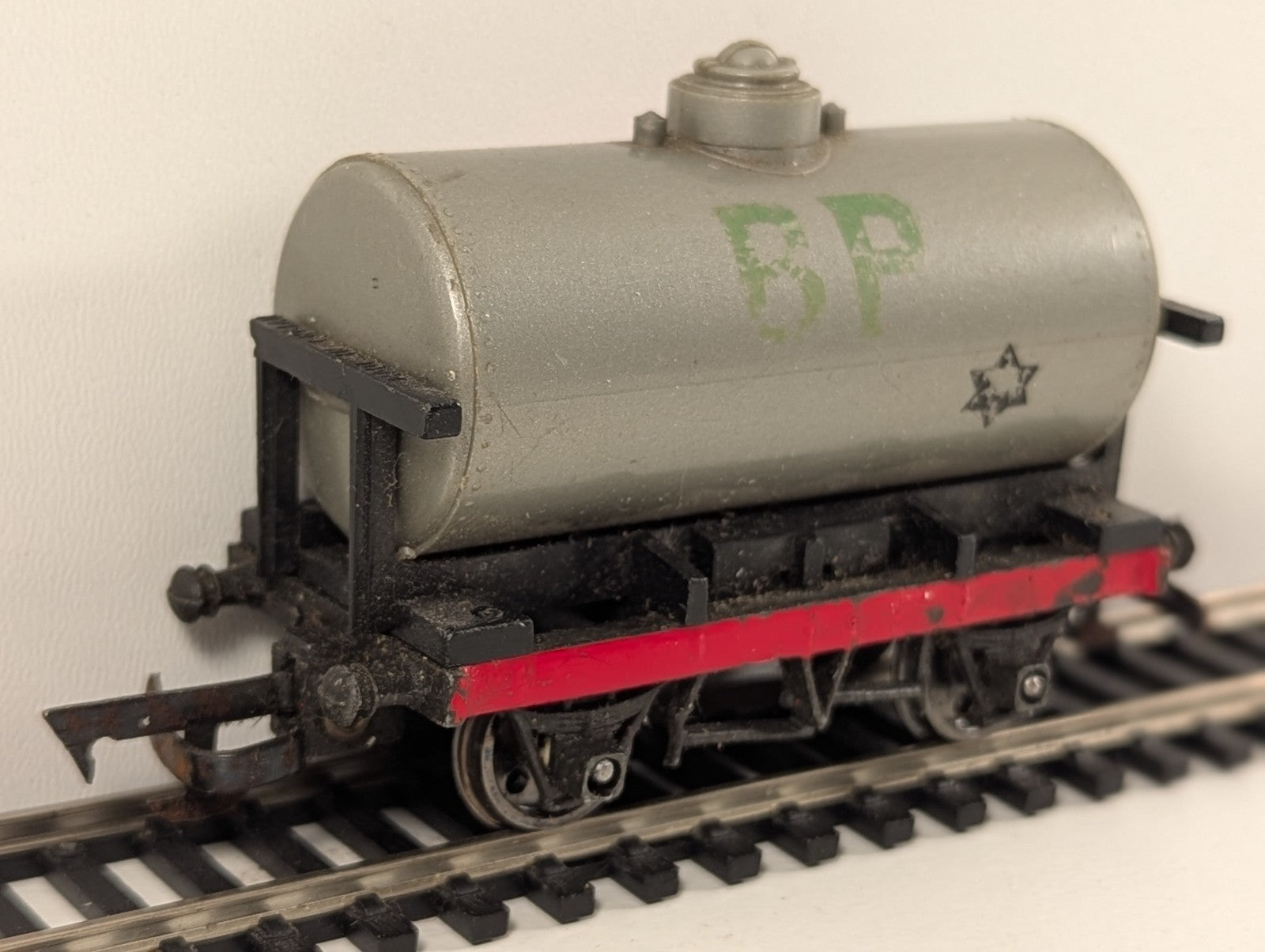 Tri-ang R12 Tank Wagon – OO Gauge