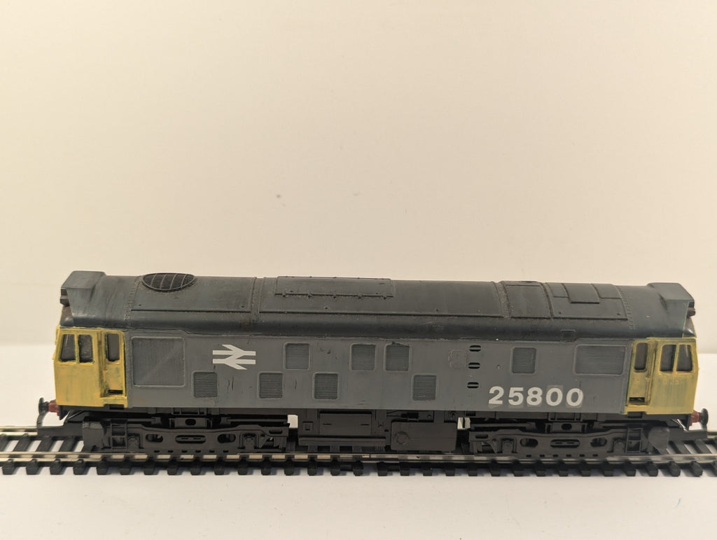 Hornby OO Gauge Class 25 Diesel Locomotive - Repainted in Railfreight Grey