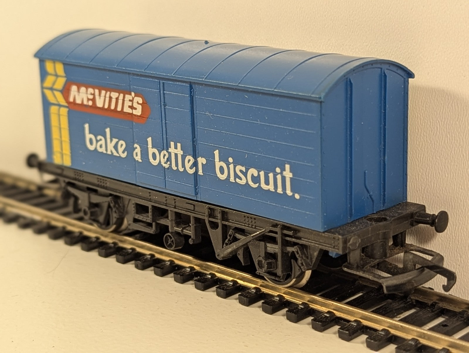 Hornby R727 OO Gauge McVitie’s Biscuits Closed Van