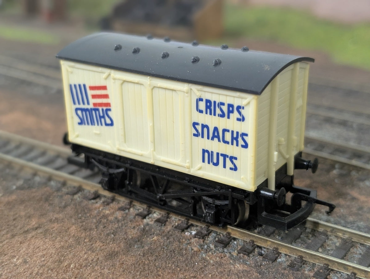 Hornby R135 Smiths Snacks Closed Van OO Gauge