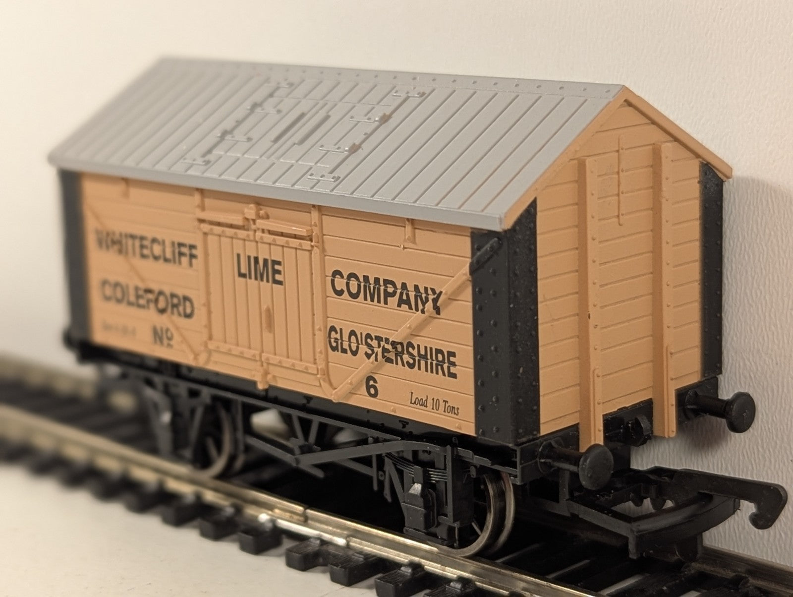 Dapol B729 OO Gauge Whitecliff Lime Company Closed Lime Wagon - Boxed