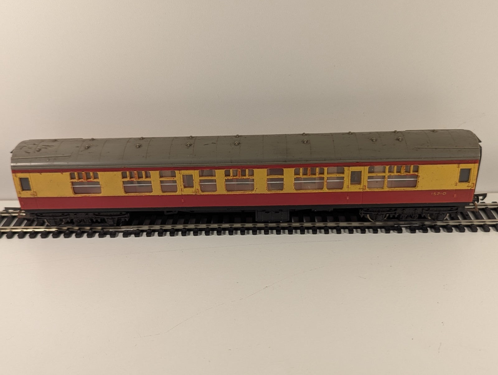 Tri-ang R626 BR Mk1 CK Composite Corridor Coach – 15210 – Crimson & Cream
