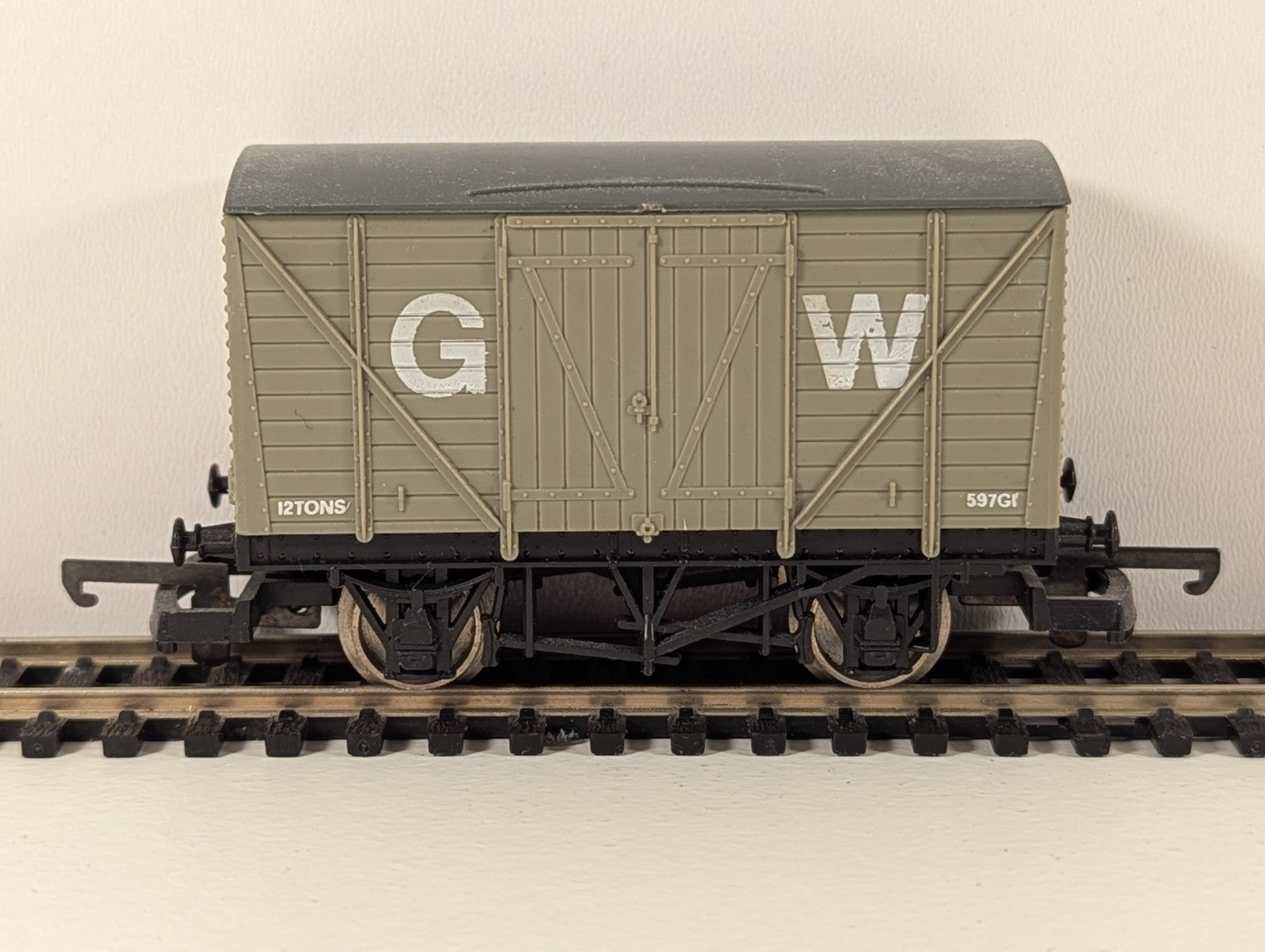 Lima OO Gauge GWR 12-Ton Ventilated Van – Item 305605