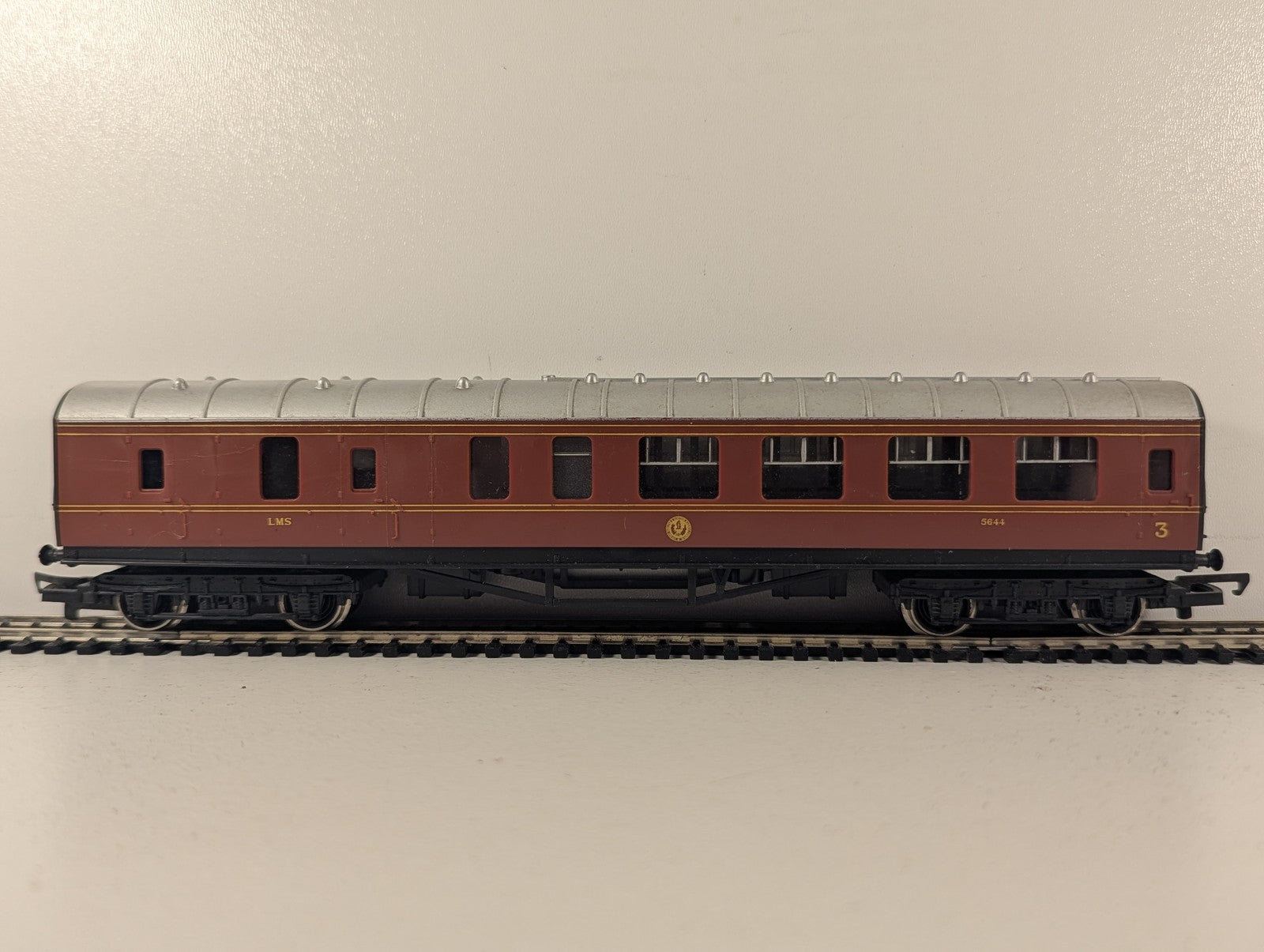 Hornby OO Gauge LMS Stanier Brake Third Corridor Coach Passenger Coach 5644