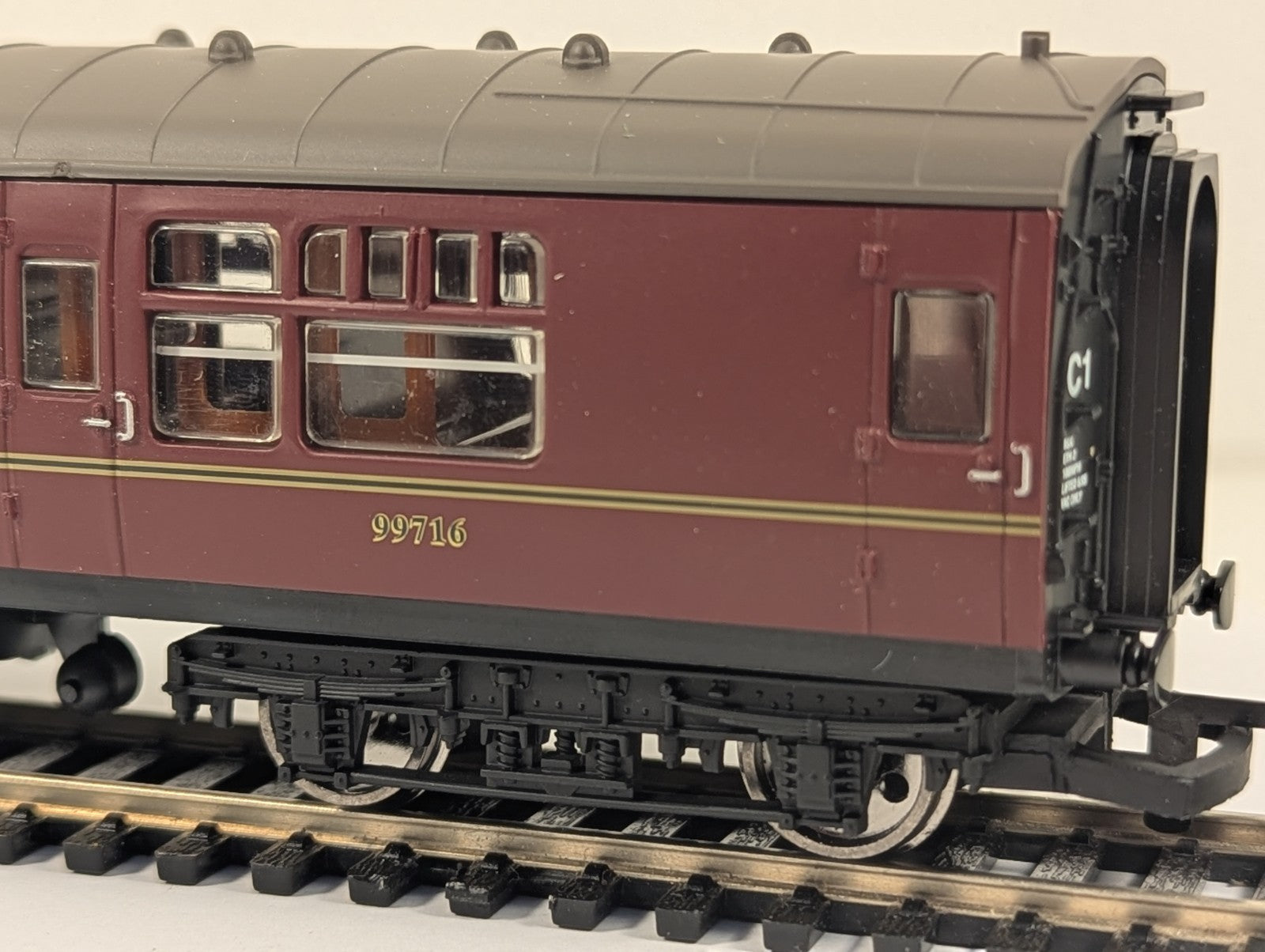 Hornby OO Gauge Hogwarts Express Mk1 Brake Coach 99716