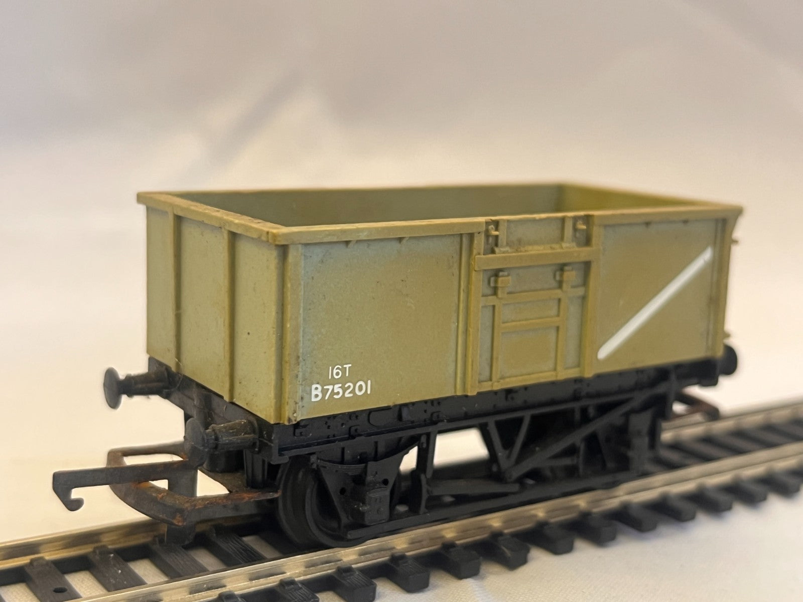 Hornby R243 OO Gauge Mineral Wagon Grey