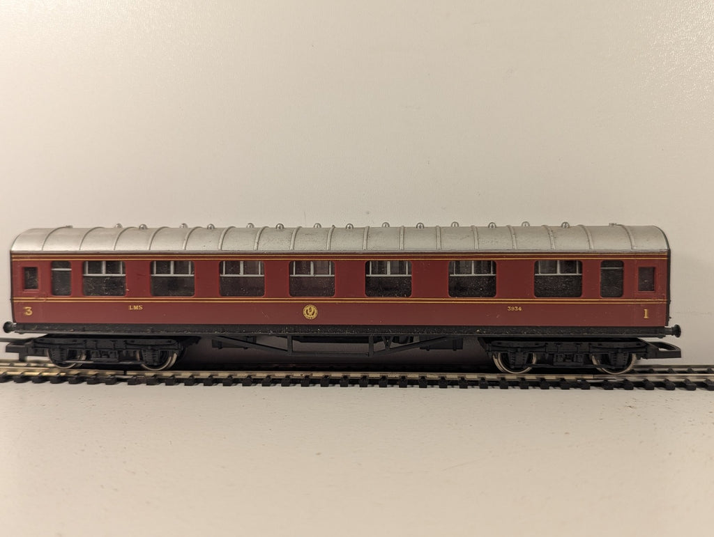 Hornby OO Gauge LMS Composite Coach Passenger Coach 3934 LMS Crimson Lake R437