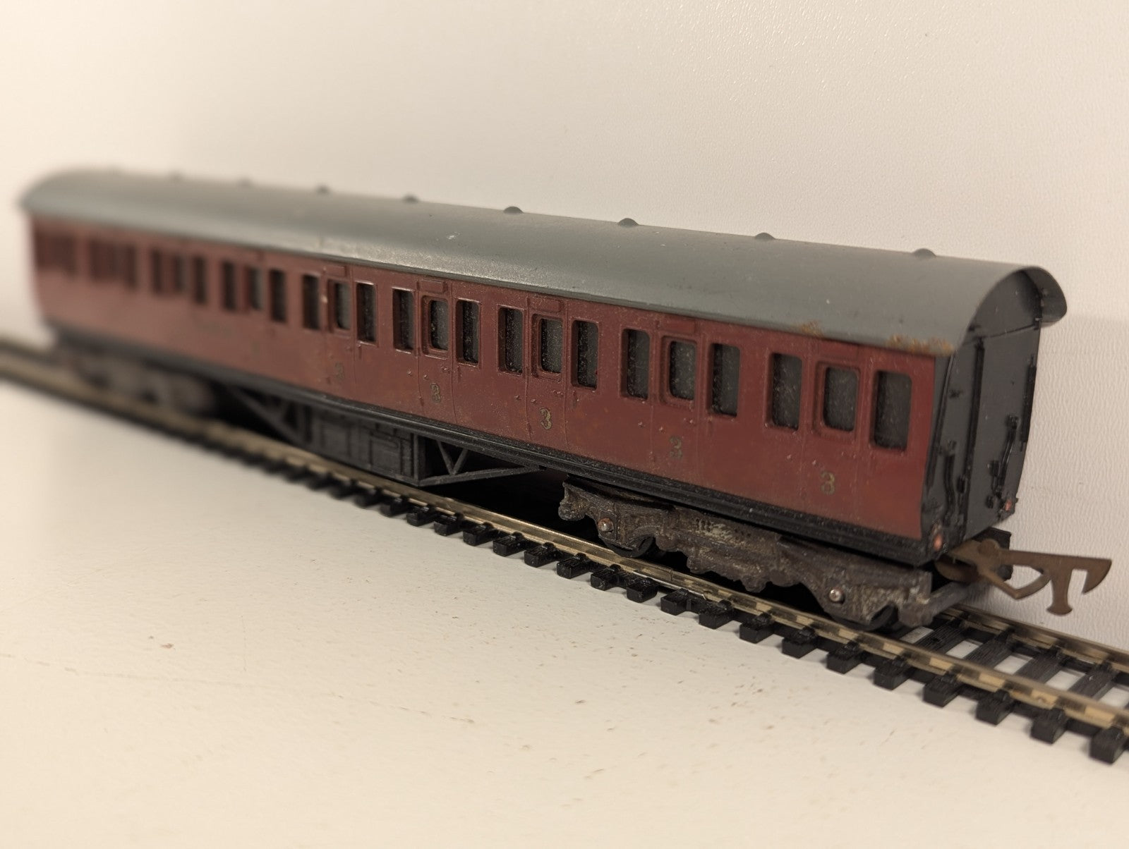 Graham Farish OO Gauge LMS Maroon 57ft Suburban Coach