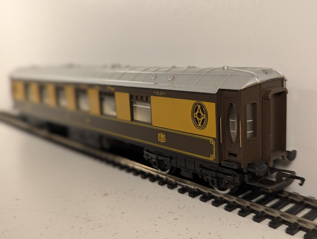 Hornby OO Gauge Pullman Parlour Car Passenger Coach Pullman Umber and Cream