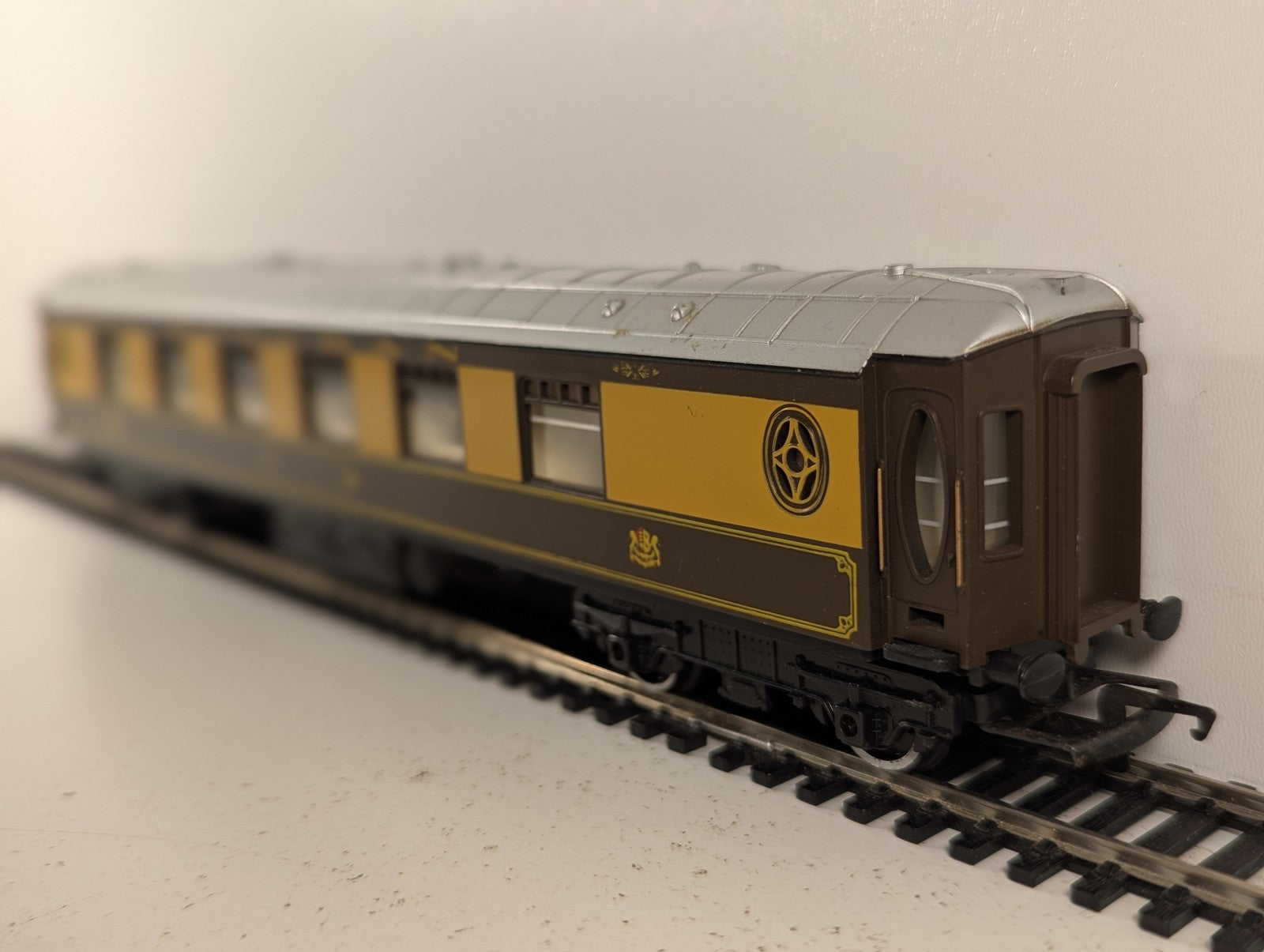 Hornby OO Gauge Pullman Parlour Car Passenger Coach Pullman Umber and Cream