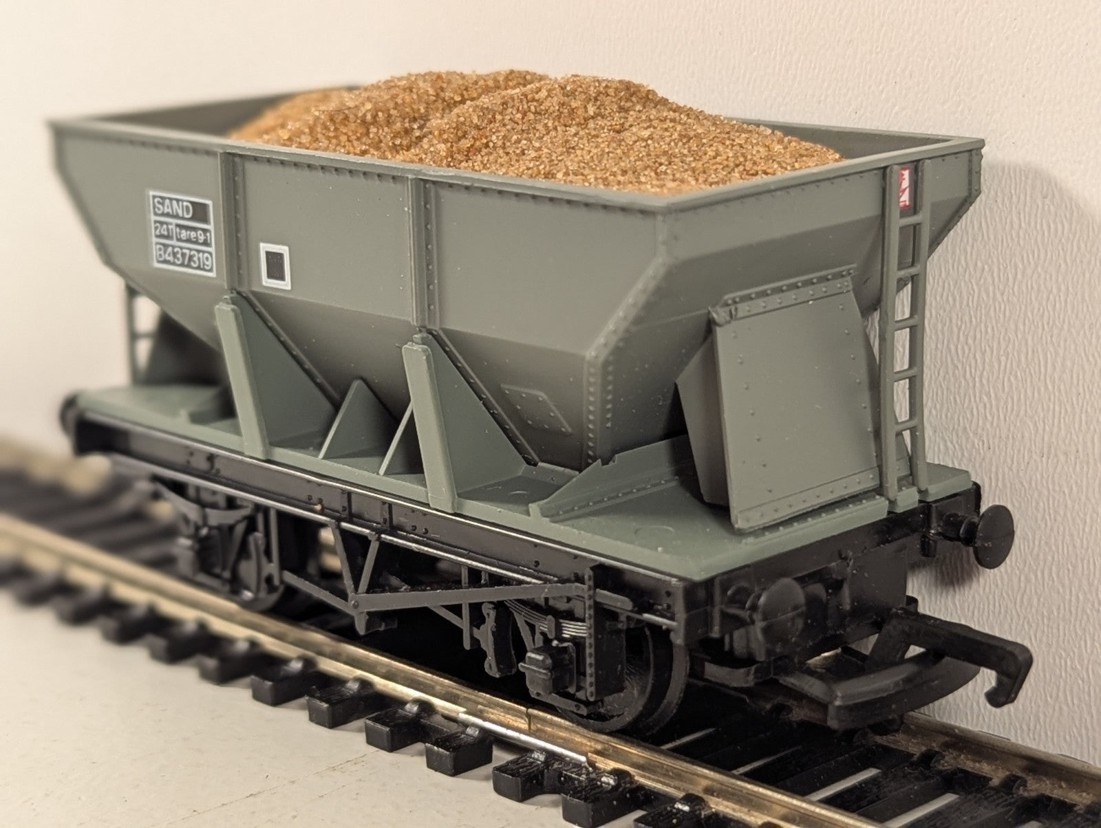 Mainline 37422 OO Gauge BR Grey Hopper Wagon with Sand Load - Boxed